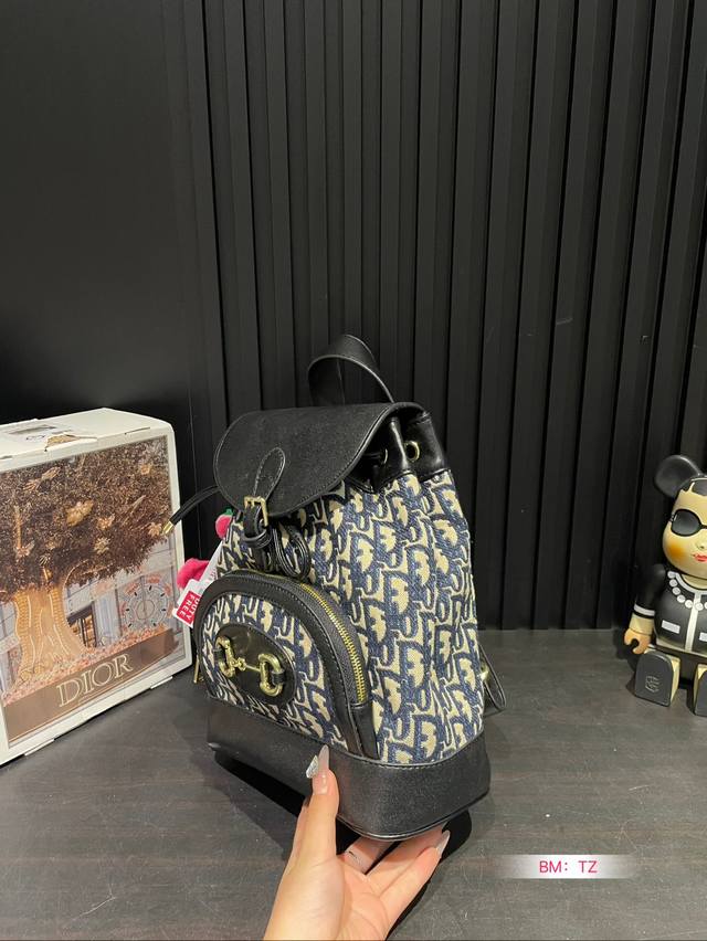Dior vintage floral canvas backpack is very beautiful, both high-end and fashionable, with a high return rate. It is a lightweight, large capacity, and essential item for travel. Size: 24*28 :