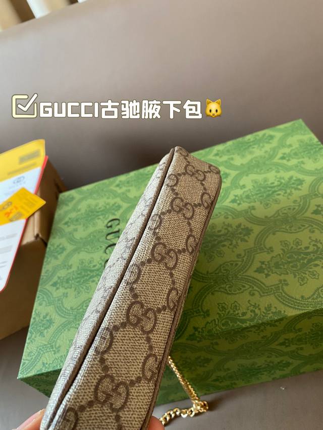 Gucci Ophidia mini armpit bag with chain is another cute little one! Size 19 * 10 folding box airplane box: