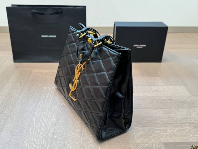 Saint Laurent YSL handbag tote bag is lazy, casual and easy to carry, full of surprises on the upper body. A size 40 28