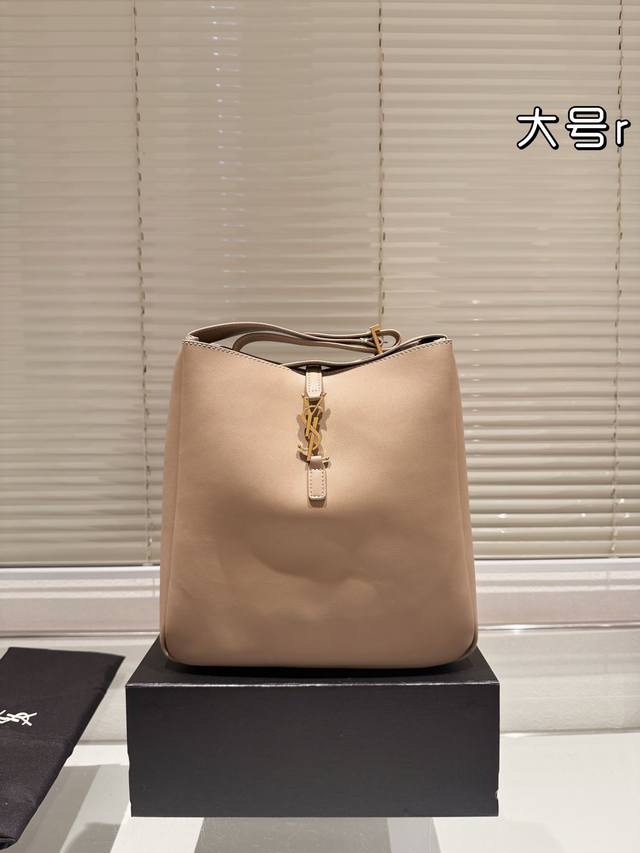 Large original Ysl Saint Laurent shopping bag. I can't help but admire her Ysl Saint Laurent shopping bag. I can't help but admire how beautiful she is. A must-have street item for stylish and trendy women, the Ysl Saint Laurent shopping bag with a b