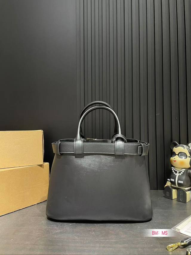 Paired with a folding gift box, Fendi Peekaboo kitten bag, classic bag design with a fashionable and high-end feel, full of any combination can be easily controlled. Size: 33 * 24: