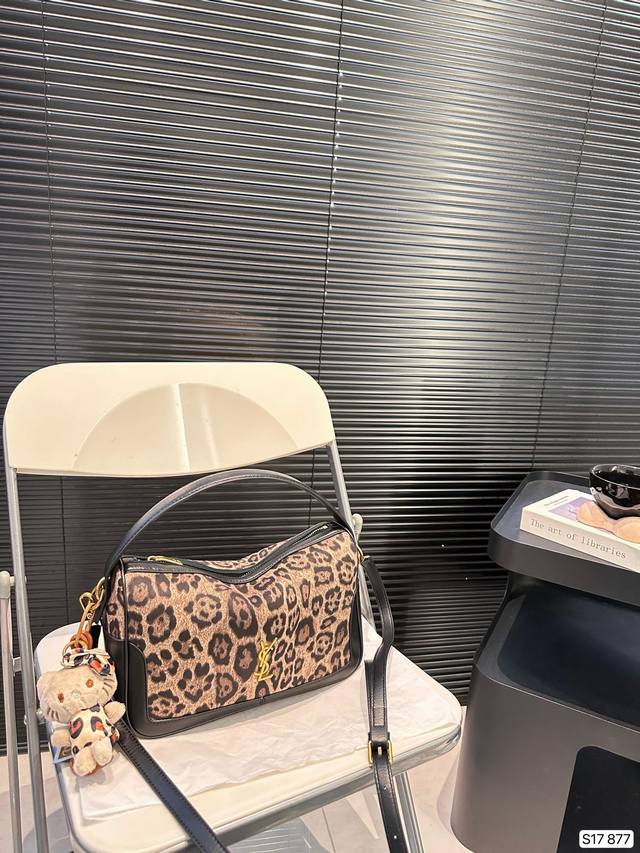 Paired with a box, the Saint Laurent handbag is a hot and stylish new item that looks great when you go out. Size 28 20 item number has been redesigned 877