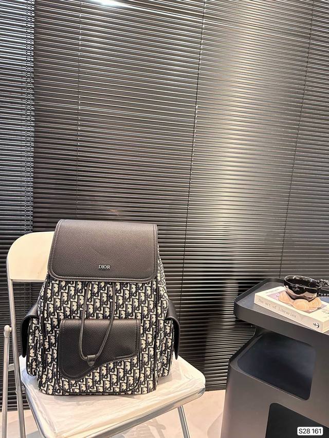 Dior's new backpack shipment looks good for both men and women. As a qualified backpack, it must be good-looking, comfortable, and durable. The backpack is relatively large and suitable for long-distance travel. It is definitely the best choice for s