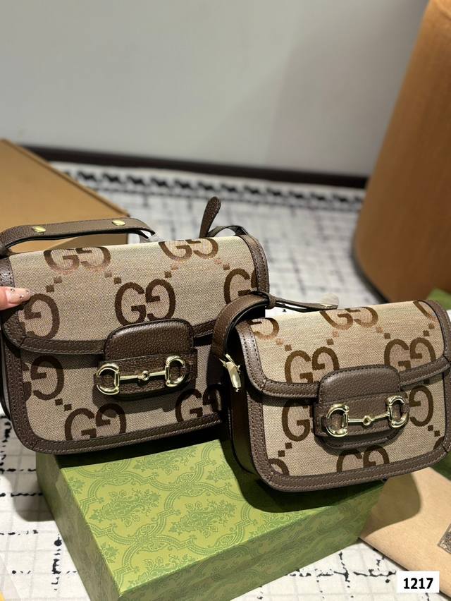 The Gucci 1955 horseneck buckle handbag, packaged in a gift box, made a stunning debut in the early spring collection. This handbag continues the lines and styling of classic items from over sixty years ago, cleverly blending classic details with mod