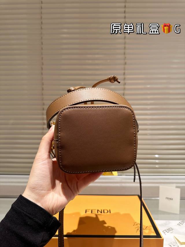 Fendi Mon Tresor's small bucket bag is probably the bag that trendsetters carry the most in the 2024 Milan Fashion Week street photos. Equipped with drawstring and fend metal emblem: