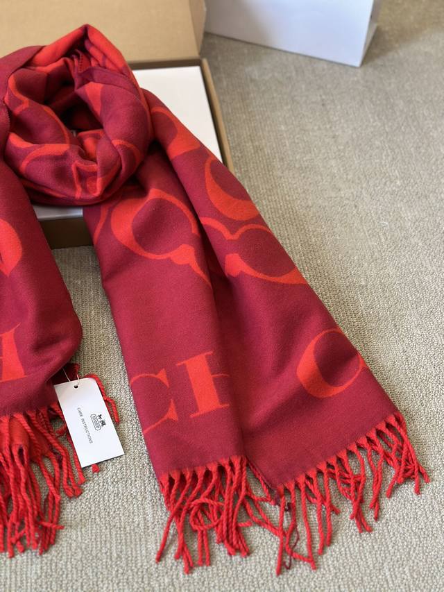 Comes with a box of wool scarf Size: 70 * 180cm Coach's new jacquard scarf. The wool feels super thick, soft, and comfortable, with a high-end aura and a stable 