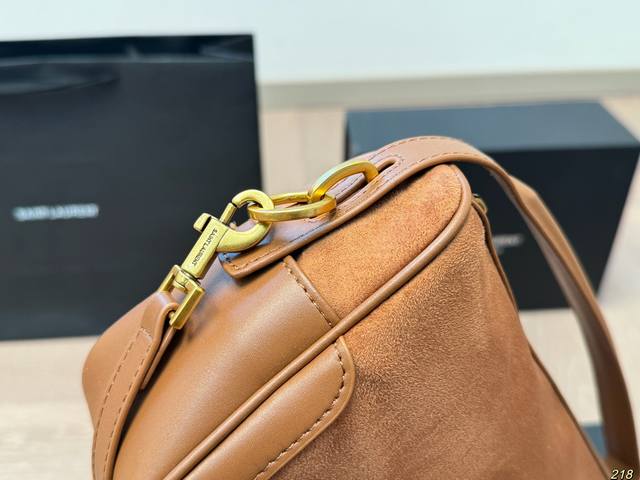 Airplane box Saint Laurent Ysl Camera Supply Bag suede lunch box bag is a spacious shoulder bag with a cowhide base and soft body. Made of Napa cowhide leather with zipper closure and full of design sense