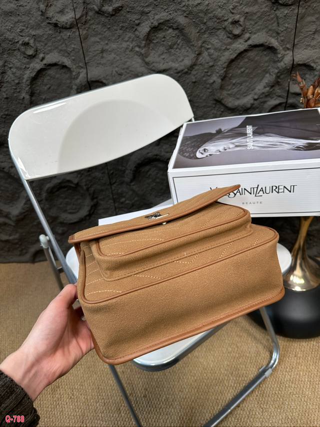 The full set of packaging for duty-free shops measures 25.20cm in size. Ysl messenger bag is made of frosted leather, which is highly popular this year. The Saint Laurent flip messenger bag is recommended for self preservation. The YSL Niki counter h