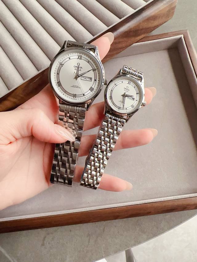 White shell gold shell steel strip 20 classic Omega couple watch double calendar original imported quartz movement mineral glass mirror 316L stainless steel case diameter male 40mm female 30mm thick 8Mm If today's sunshine stops, it will shine: