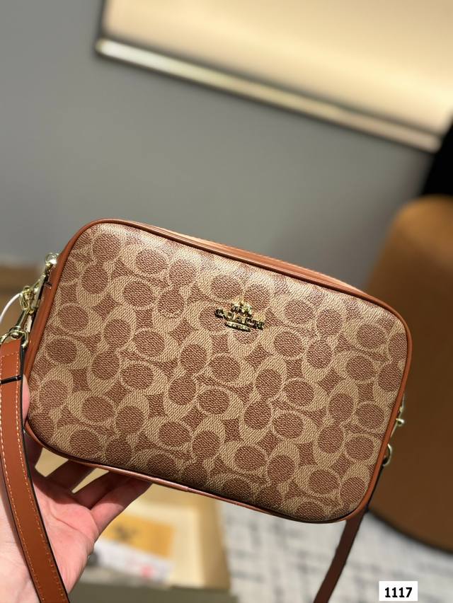 The box size is 24.15, and the Coach double zipper camera bag has a full turn back rate. It is elegant, fashionable, simple, high-end, and very versatile