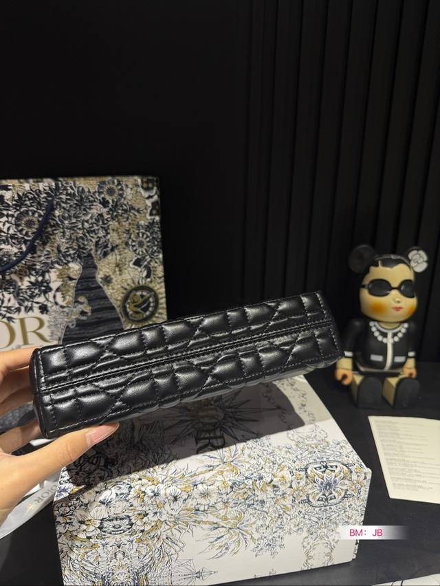 Paired with a folding box, Dior Crescent Underarm Bag, D Home Hobo Underarm Bag. The newly released Hobo is very cute! It's really low-key but inadvertently shows a sense of luxury! It feels very comfortable to carry! Size: 23 13: