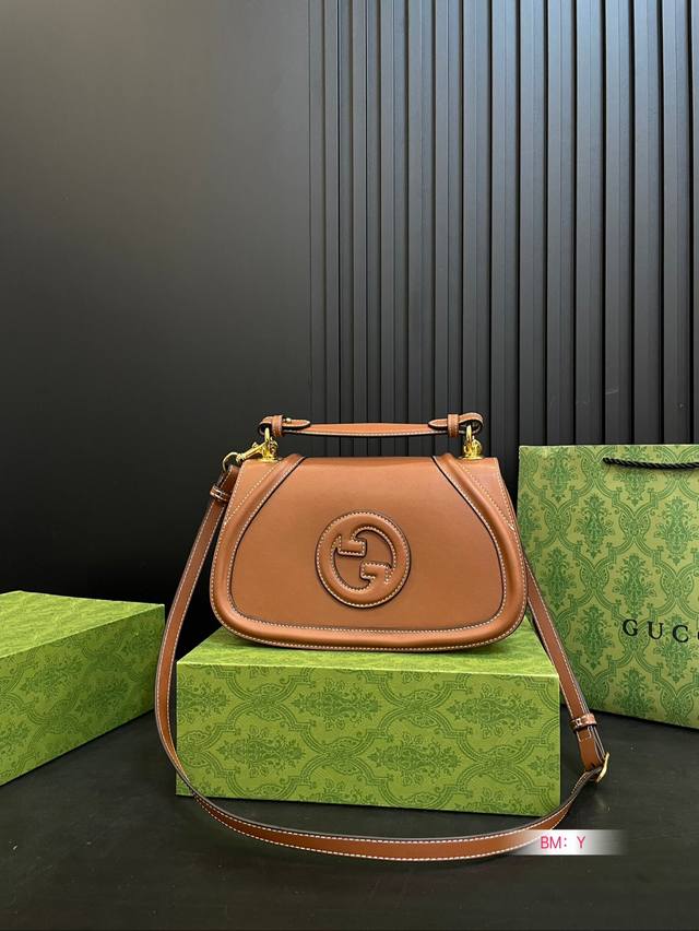 In the early 1970s, the Gucci brand created a new circular iteration version of the 1Ogo Interlocking, featuring the Blondie collection with foldable gift boxes, bringing nostalgia and modern fashion
