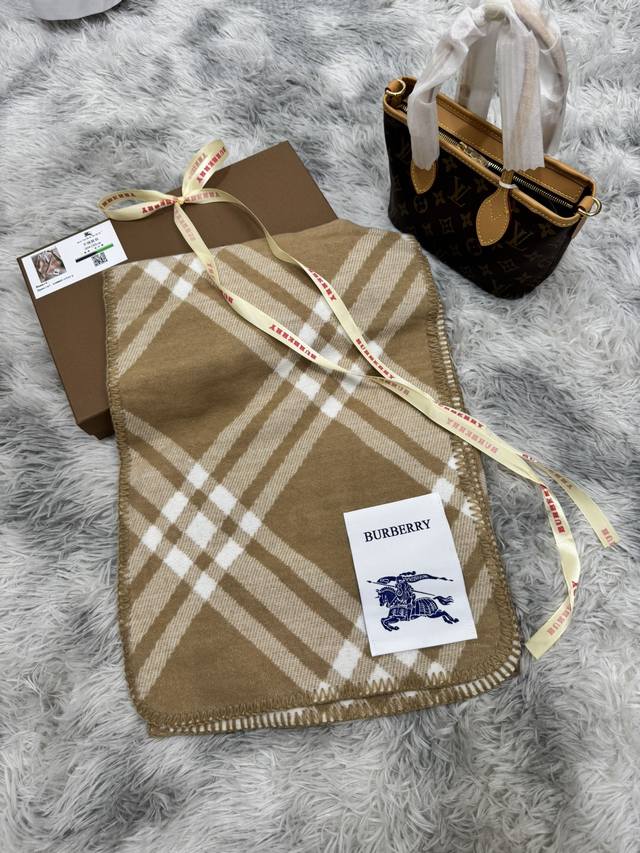 New scarf, Burberry. Original beautiful item, classic explosive item, returns to the forefront. Burberry's new imported Nepalese cashmere top embroidery scarf is definitely a screaming quality fashion brand's top design Essential high-end products fo