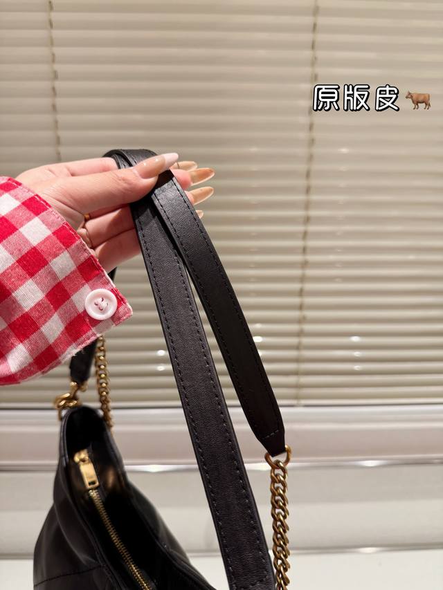 Top of the line original single head layered leather Ysl envelope bag is lazy, casual, and easy to carry, full of surprises on the back and body. Size: 27.21cm