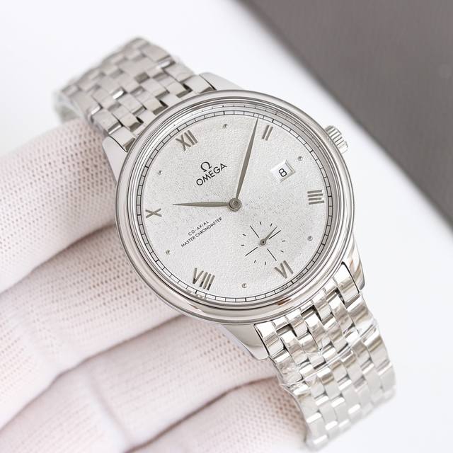 The third generation butterfly fly with white shell and gold shell has made an elegant and heavyweight debut. The latest Omega butterfly fly series with elegant small second hand and fully automatic mechanical men's steel belt style has been launched