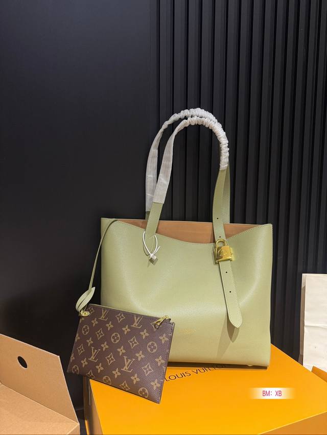 Chip version with folding gift box Lv lock head armpit new product launched tote bag, the end of the looseness is the soft cowhide material of hobo, and the detailed design of the lock head presents a lazy yet exquisite French style