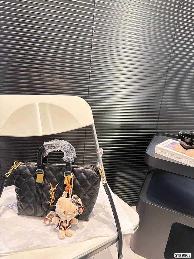 Paired with a box, the Saint Laurent handbag is a hot and stylish new item that looks great when you go out. Size 22 17 item number has been revised to 9963.