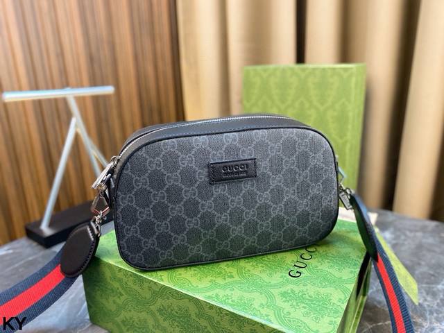 The Gucci camera bag comes with a full set of packaging and looks really good. The Gg Supreme material is full of fashion sense, and the red and blue nylon striped webbing and the black and gray brand logo pattern presented with ingenuity complement
