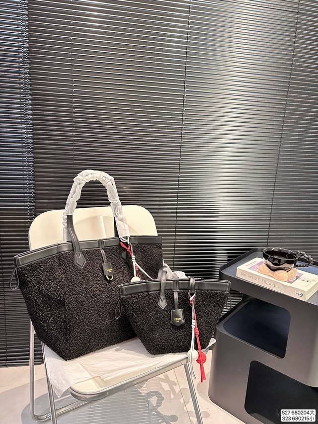 In the past two years, the Fendi lamb wool tote bag, which comes in a large or small size with a folding box, has become increasingly popular. It is no longer just for practicality, but also a tool for many fashionable people to look cool. Easily cre
