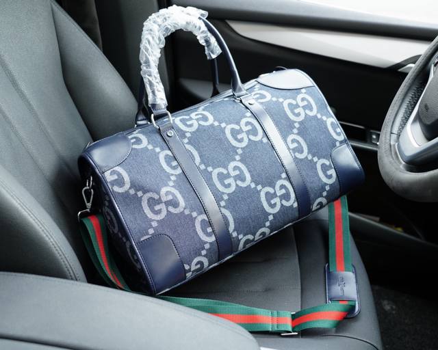 Gucci official website synchronizes high version travel backpacks to compete for global orders with excellent quality. Non market ordinary goods are made of imported fabrics that are classic, wear-resistant, practical, scratch resistant, and truly tr