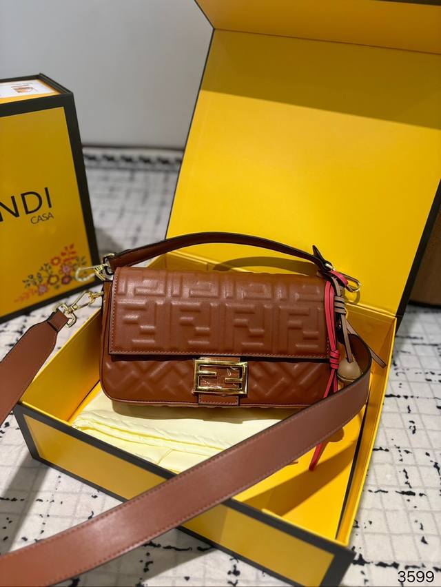 At first glance, I felt like I had been hit by the Fendi Baguette baguette baguette, which comes with a pendant. Plus, the medium size has a longer shoulder strap, which is very practical. Two pieces of medium size