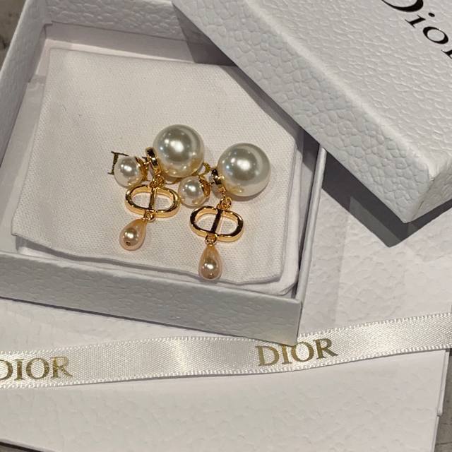 Dior pearl tassel letter earrings! Same material