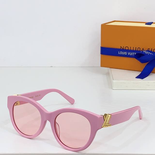 Louis Vuitton * Model: Z2422 Size: 53 Port 20-140