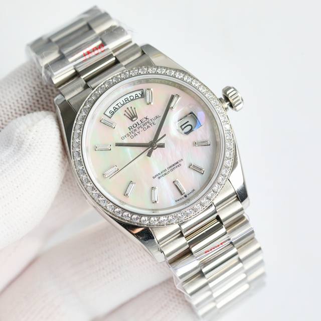 White steel full gold round diamond with 50 square diamonds and 100 Rolex Weekly Diary 36 Series 1 paired with 2836 movement, stable and reliable quality; 2. Same thickness as the original 11Mm ultra-thin: surface diameter 36Mm; Revise other versions