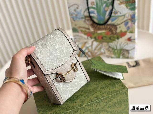 The full package Gucci1955 mobile phone bag was originally intended for those who wanted to go into the tiger head chest bag and were ready to pay. As soon as they turned around and saw this phone bag, they immediately fell in love with the love cabi