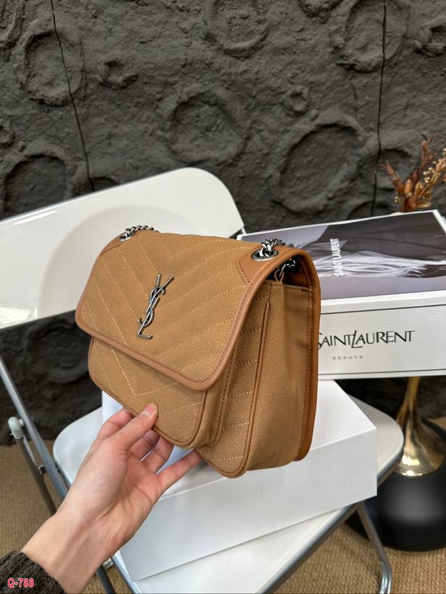 The full set of packaging for duty-free shops measures 25.20cm in size. Ysl messenger bag is made of frosted leather, which is highly popular this year. The Saint Laurent flip messenger bag is recommended for self preservation. The YSL Niki counter h