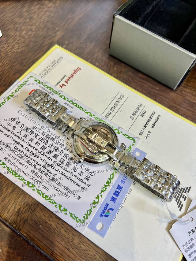 FFFH picture of the same 25 Armani three needle men's watch with full packaging is strongly back in stock. Those who have sold it know how popular this series is. Don't worry about sharing pictures, there is a large amount of stock available, and it