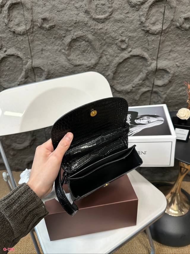 Full set of packaging for duty-free shop Ysl Saint Laurent crocodile embossed saddle bag with a million year heart effect on the upper body. Ysl hardware logo with crocodile embossed exquisite retro feeling overflowing on the screen. Chen Qiao'en's s