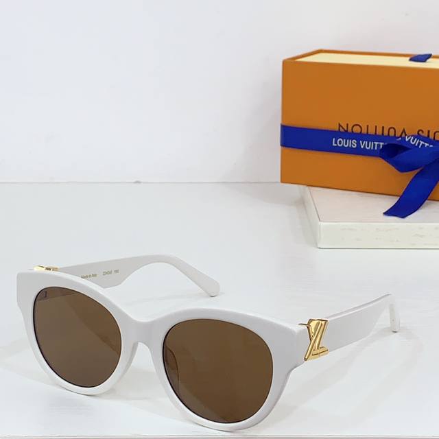 Louis Vuitton * Model: Z2422 Size: 53 Port 20-140