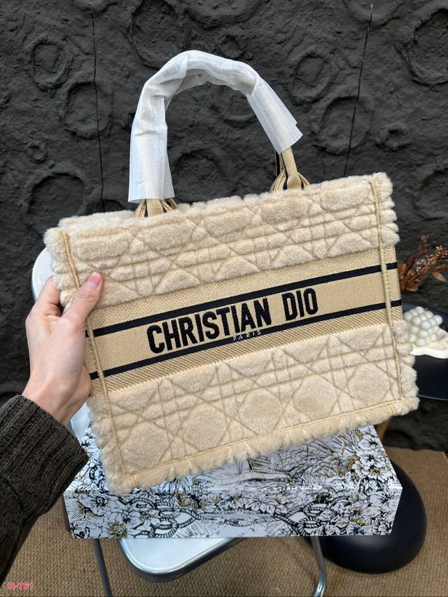 The large and medium-sized Dior tote autumn and winter fur collection is so cute, with a plush texture that touches the heart. The super beautiful black fur makes the entire bag very eye-catching, with a large capacity design and a concave shape arti