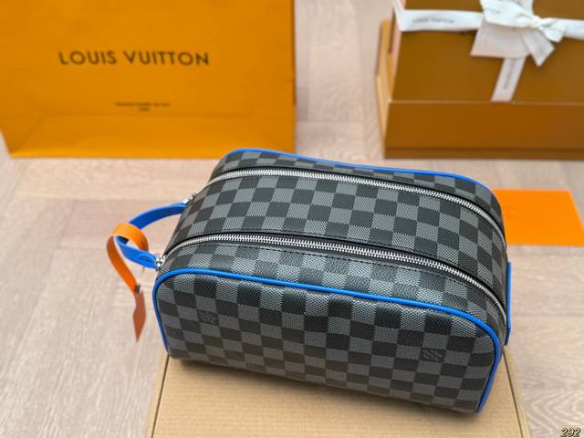 Airplane Box Lv New Makeup Bag Super Practical Makeup Bag Lv Double Zipper Handbag, a favorite of big brand stars, size 26 14: