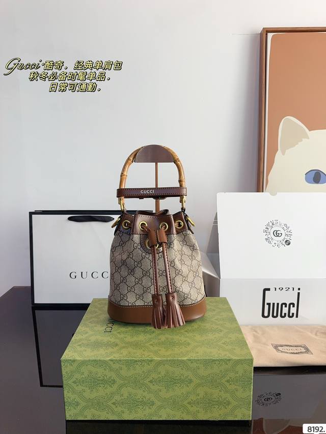 Comes with a gift box Gg bamboo handle bucket bag with interlocking double g logo GG mini bucket bag decoration. Gucci traces its brand back to the luxury travel trend of the 1920s and continues to explore its leather goods collection. This beige and