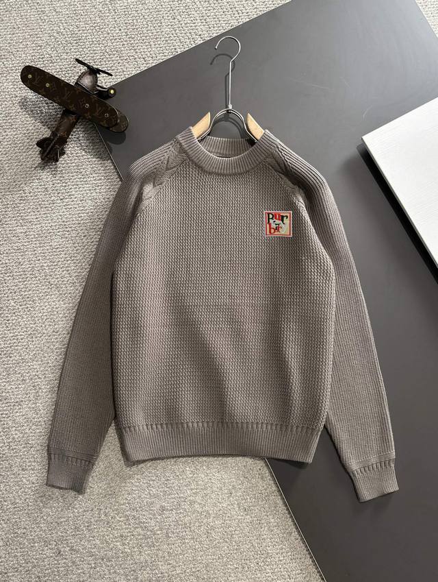 The next day, the latest round neck sweaters for autumn and winter on Burberry's 2024 official website will be shipped, and they will be on sale at the counter simultaneously! Specially supplied wool blended fabric Comfortable to feel It can directly