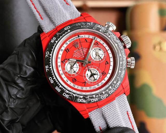 The carbon fiber customized version of the Rolex Universe Chrono Daytona series from Tw factory is not only lightweight to wear, but also has a hard exterior. And each watch has a unique carbon fiber patterned material. Case watch size 40X12.4 matche