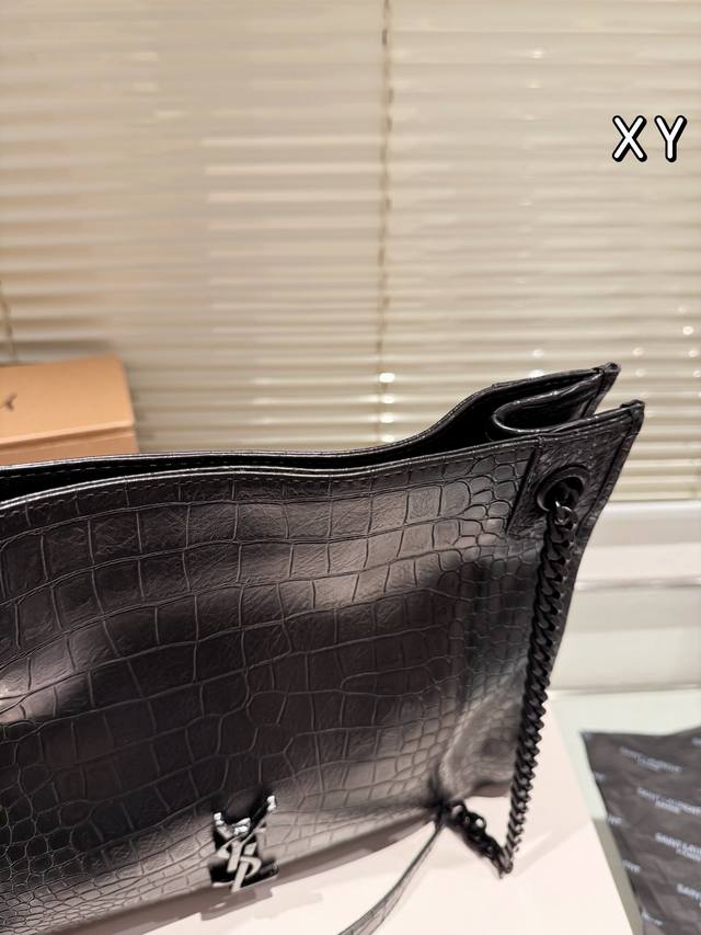 The leather version of Ysl Saint Laurent niki Shopping commuter bag is her Saint Laurent niki Shopping commuter bag. Amway doesn't need much more. The chain is sliding, so it can be extended to a large extent. It can be extended to 13 inches