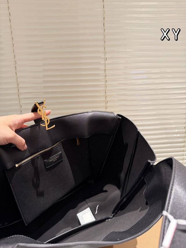 The leather version of Ysl tote bag feels too gentle and easy to match, making it stand out. # Ysi Ysl is the most eye-catching bag of this year. Although the body of the mountain bag is large, it is very light, and the sheepskin material feels light
