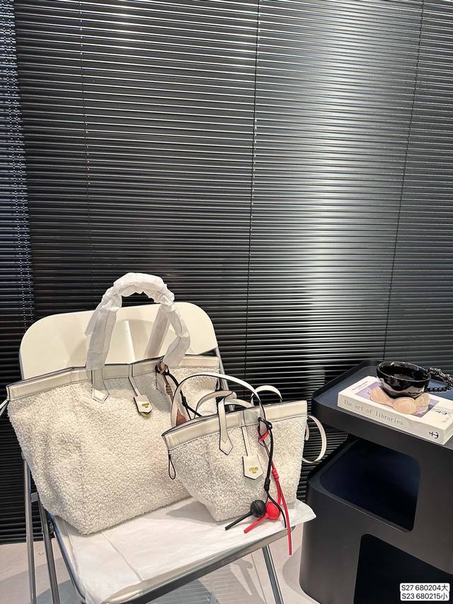 In the past two years, the Fendi lamb wool tote bag, which comes in a large or small size with a folding box, has become increasingly popular. It is no longer just for practicality, but also a tool for many fashionable people to look cool. Easily cre