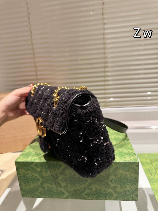 Gucci 27Cm Gold Velvet Gucci Velvet Marmont This product is absolutely amazing. It looks great in real life and I don't know how to describe it. It can be said to be super personalized yet super easy to carry! Size 27cm complete gift box packaging: