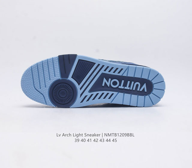 Louis Vuitton Lv board shoes are fashionable sports shoes with a trendy thick sole and height increasing men's shoes. They are comfortable, non slip, and versatile, dominating the entire fashion and entertainment industry. The details of the shoe are