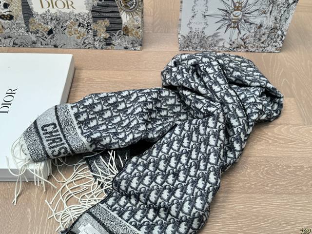 Paired with Dior Ruyi printed pure cashmere scarf, this high-quality and artistic scarf exudes a strong sense of luxury in capital letters. It doesn't take up space to carry and won't tire you out even after being surrounded for a long time. Don't ru