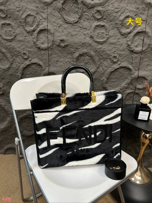 Fendi is just the latest cashmere tote bag for autumn and winter this year. The body of the bag is very lightweight, and the medium space is also sufficient. The appearance and texture are absolutely stunning!! Flannel is soft, elegant, and gentle. I
