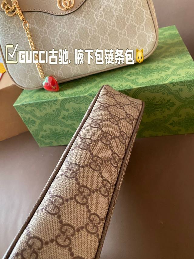 Gift box packaging for Gucci armpit bag Chain bag, small strawberry pendant, new Gucci crescent bag, a whole Meizu size 25 * 13: