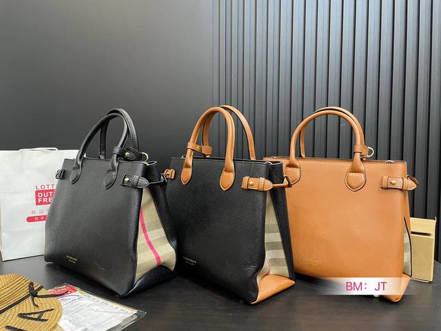 Burberry tote bag, new tote bag! Side suction mode allows for carrying while carrying a long shoulder strap, which can be worn diagonally or on one shoulder! Size: 33 25