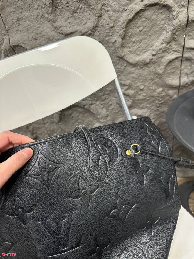 Before the Lv Neverfull shopping bag, I couldn't get the beauty of the classic NF bag. Lv's most classic bag can be said to be the most classic bag and the first luxury bag for many sweet potato babies