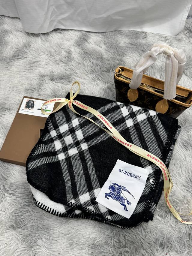 New scarf, Burberry. Original beautiful item, classic explosive item, returns to the forefront. Burberry's new imported Nepalese cashmere top embroidery scarf is definitely a screaming quality fashion brand's top design A must-have high-end boutique
