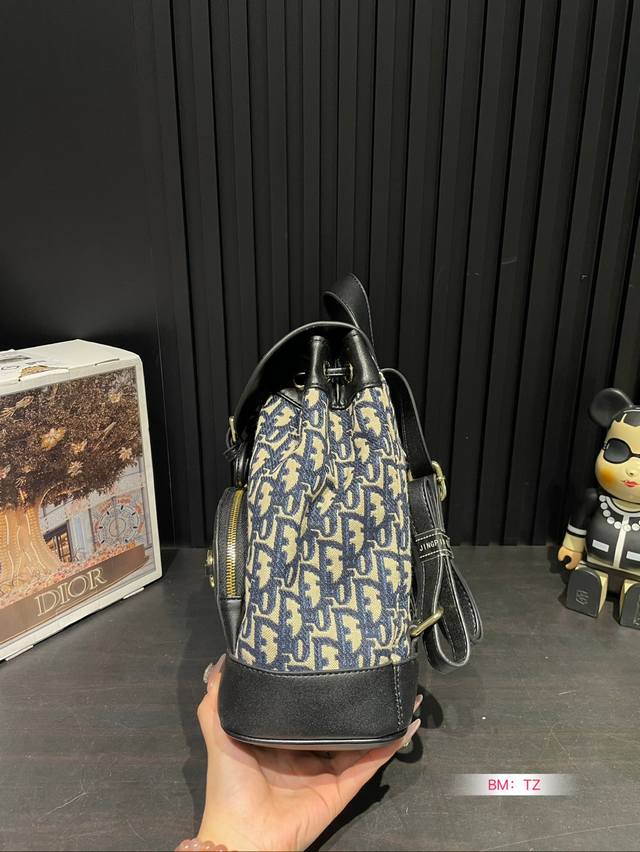 Dior vintage floral canvas backpack is very beautiful, both high-end and fashionable, with a high return rate. It is a lightweight, large capacity, and essential item for travel. Size: 24*28 :